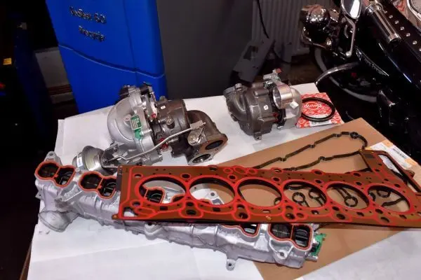 Profesjonalne części do głowicy silnika w warsztacie Auto Firma