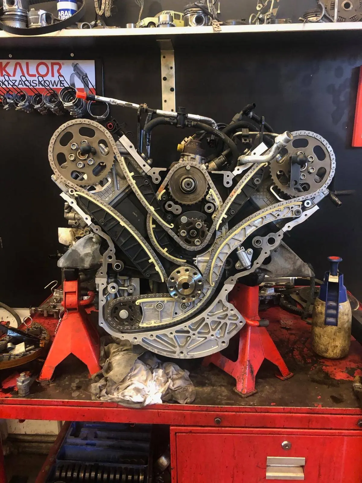 Silnik samochodowy podczas kompleksowej naprawy w Auto Firma