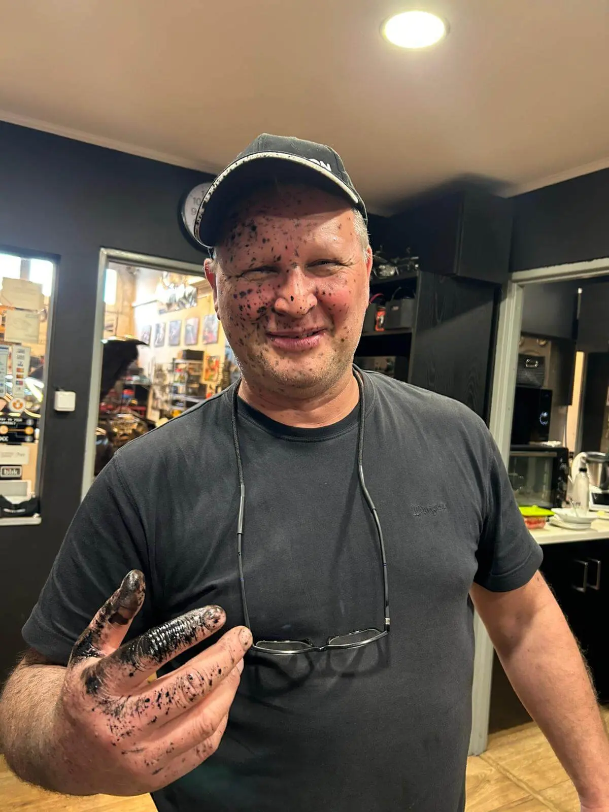 Wymiana oleju silnikowego w samochodzie w warsztacie Auto Firma